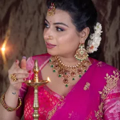 A stunning portrait from my Diwali series. The makeup features a classic winged liner, bronzed skin, and a soft lip, all illuminated by the warm glow of the diya.