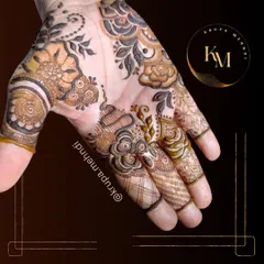 A lovely combination of floral and Dubai-style mehndi. The mix of bold flowers and delicate finger details creates a very balanced and beautiful design.