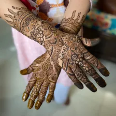 A beautiful, dense floral design that covers the hands completely. The patterns are tightly woven together, creating a rich and luxurious look perfect for a bride.