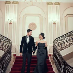 Descending the grand staircase, this pre-wedding photo is styled to feel like a scene from a classic black and white film.