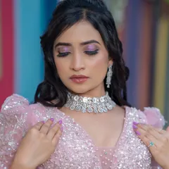 This bride is wearing a delicate American diamond choker with her pastel pink outfit. It's a very elegant and modern choice.