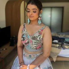 I love a dreamy daytime look! For this engagement, I created a soft, luminous base and added a touch of sparkle and graphic liner on the eyes to complement the pastel floral lehenga. It’s fresh, modern, and absolutely radiant.
