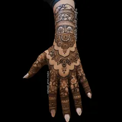 This design for the back of the hand is all about elegance. A beautiful scalloped edge flows down from the wristband, with delicate floral patterns covering the hand and fingers.