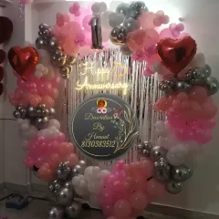 For this 10th anniversary, I designed a custom heart-shaped balloon frame. The combination of pink, white, and silver balloons with a central neon sign creates a beautiful and romantic photo spot.