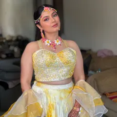 Haldi functions are all about joy and colour. For this bride, we went with a fresh, dewy look and added a playful pop of pink with the winged eyeliner to match her floral jewellery. It’s a perfect example of how we can incorporate vibrant, artistic touches while keeping the overall look elegant.