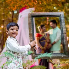 I love finding creative ways to include older siblings. In this shot, the big brother-to-be proudly holds a frame, creating a unique portrait that puts him at the center of the family's growing story.