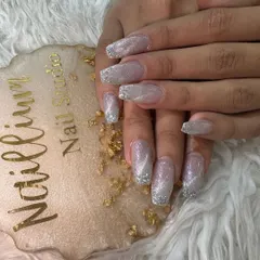 This set showcases a beautiful silver cat-eye effect on a squared coffin nail shape. The light-reflective glitter gives the nails a magnetic, dimensional shimmer that changes with the light.