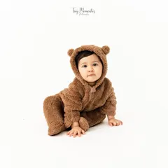 A perfect, snuggly sit from this adorable teddy bear. The minimalist style ensures that all attention is on his sweet expression and cozy outfit.