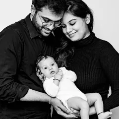 The first family portrait. This black and white lifestyle photo shows new parents lovingly holding their newborn. These sessions are all about capturing the cuddles, the tiny features, and the overwhelming joy of this new chapter in your lives.