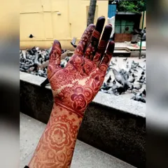 The beauty of a mature henna stain in natural daylight. The floral and paisley patterns have developed into a deep reddish-brown, showcasing the quality of the organic paste.