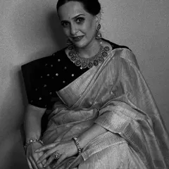 A classic black and white portrait that captures the vintage elegance of this look.