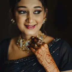 It’s all about the glow. This is my beautiful bride Surabhi for her welcome event. She looked mesmerizingly beautiful in this dark blue gown, and this is one of my favorite looks.