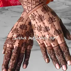 A close-up of the beautiful lotus chain design on the back of the hands. The fingers are decorated with jaal (net) patterns, which complements the main design perfectly.