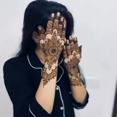 This full-coverage mandala design is a popular choice for close family members and bridesmaids. It features a central circular pattern surrounded by delicate details on the fingers and wrist.