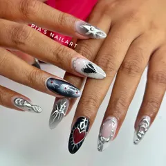 For my clients who love a darker, edgier vibe. This gothic-inspired set features a mix of airbrushed aura effects, intricate chrome detailing, and hand-painted hearts and spiders. It’s bold, it’s unique, and it’s totally obsessed.