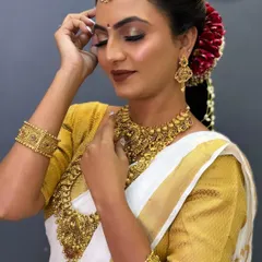 The complete South Indian look, featuring a neat bun adorned with fresh flowers and perfectly draped saree.