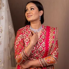 This client pairs her vibrant outfit with a stunning rental necklace set. We can help you choose the right jewellery to complement the colors and style of your attire.