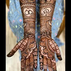 A classic design featuring intertwined wedding rings on one arm and the couple's initials, 'SP', on the other, surrounded by beautiful paisley patterns.