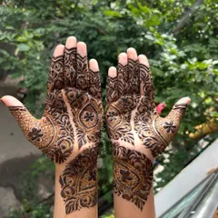 A gorgeous Arabic design made almost entirely of leaves and vines. The pattern flows beautifully from the fingers to the wrist.