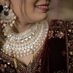 A happy bride's smile is the best accessory. Here you can see how the choker and earrings from the set look together, creating a truly royal feel.