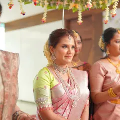 This bride's royal South Indian look is all about that radiant glow. Her makeup is kept luminous to complement her beautiful pink and lime green Kanjeevaram saree.