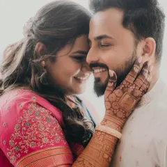 It's all about that rich, dark henna stain that looks absolutely stunning in photos. This beautiful moment between the couple shows how my organic henna paste develops into a deep, long-lasting color, perfect for your wedding album.