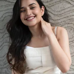 A bright and happy portrait from a test shoot. The model's makeup is minimal and fresh, paired with soft, natural waves, showcasing a perfect 'white beauty' aesthetic.