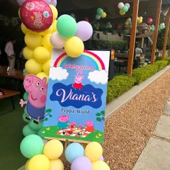 Welcome guests to the party with a personalized Peppa Pig themed sign. This entrance decor, complete with pastel balloons, sets a fun and inviting tone from the very beginning.