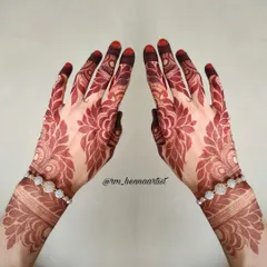 This is what I call stain goals. A deep, rich colour that shows the quality of the henna, beautifully accessorized with simple bracelets.