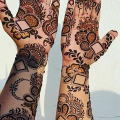A clear shot of a Dubai-style henna pattern. The use of negative space and geometric forms makes this design stand out.
