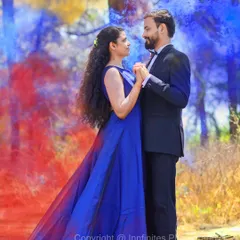 We use colored smoke bombs to create a vibrant and dreamy background, adding a burst of energy and artistry to your pre-wedding portraits.