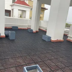 The first step in installing an artificial lawn on a terrace is laying down drainage cell mats. This crucial step ensures proper water drainage, preventing waterlogging and protecting the roof.