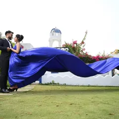 The vibrant royal blue trail flows beautifully in the wind. This gown is designed for maximum impact, ensuring your pre-wedding photos are nothing short of spectacular.