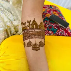 A truly personalized armband celebrating the city of Bengaluru, with its skyline captured in henna. I love creating designs that tell your unique story.