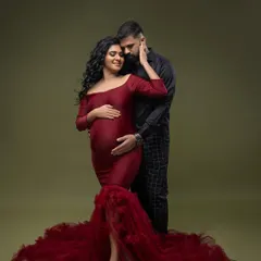 An intimate and loving pose. Capturing the connection between partners is one of my favorite parts of a maternity session.