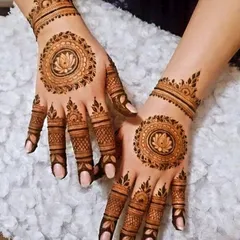 This beautiful design features lotus mandalas on both palms with detailed work on the fingers. It’s a graceful and balanced design suitable for any celebration.