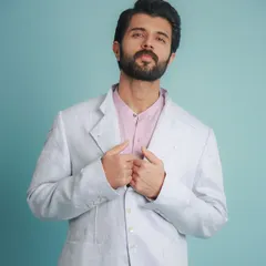 Here is an example of a 'cool' toned palette. The combination of the soft lilac shirt and the light grey blazer on Vijay Deverakonda creates a sharp, fresh, and harmonious look.