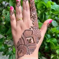 A classic Arabic-style design on the side of the hand, perfect for a party or casual event. It's elegant without being overpowering.
