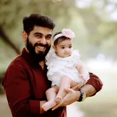 A father and daughter share a happy moment during an outdoor family photoshoot. We love capturing these heartwarming daddy-daughter portraits.