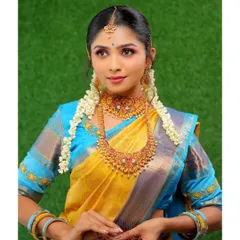 For this bride, we chose a bright and fresh color palette. The makeup highlights her features with a flawless base and soft, glowing eyes, paired with a traditional hairstyle adorned with fresh jasmine.