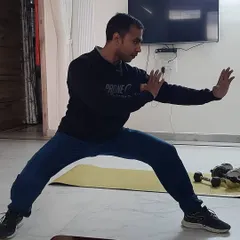 The beauty of this practice is its versatility. Here, I am guiding a session indoors, showing that you don't need a special environment to find your focus and practice mindful movement. This makes it ideal for personal training at home.