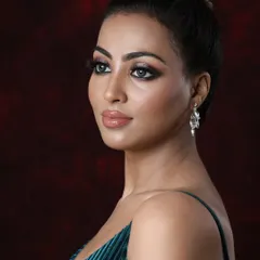 This elegant evening look was created as a demonstration in my masterclass. It showcases a classic smokey eye and sculpted features, skills that are essential for any professional makeup artist's portfolio.