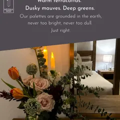 This earthy arrangement with warm terracotta tones and deep greens is a perfect example of the "Neo-Nature" trend. It's a beautiful piece for home decor.