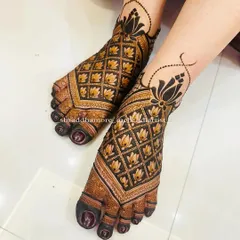 A modern classic. This design features a lotus jaal (net) pattern covering the foot, finished with a bold lotus silhouette at the ankle for a very clean and stylish look.
