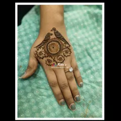 A single, charming motif of two parrots on a mandala. This is a quick and beautiful design, perfect for a party or as a demo in my henna classes.