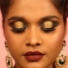 Would you like to flaunt a dramatic Arabian-inspired makeup look? This style features a bold, metallic gold eyeshadow and a deep matte lip for a truly captivating effect.