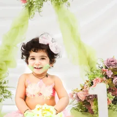 A perfect setup for a perfect first birthday celebration. This little girl enjoyed her floral-themed cake smash, surrounded by soft colors and pretty flowers.