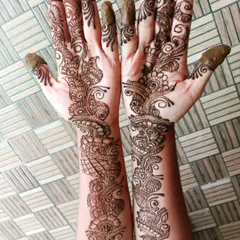 A classic Arabic mehendi design that flows from the wrist to the index finger. This style is known for its elegance and is a popular choice for many occasions.