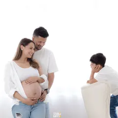 A fresh and natural look for a family maternity shoot. The all-white theme is complemented by soft, minimal makeup that enhances the mother's glowing skin.