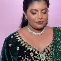 A soft glam look for Geetha. I used warm brown tones on her eyes and a subtle contour to define her features, creating a sophisticated look for her event.